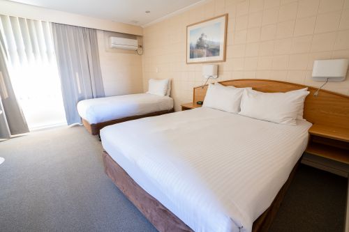 QUEEN MOTEL ROOM